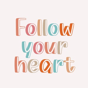 K&ouml;nnte beinhalten: Buntes Text-Grafik mit dem Satz "Follow your heart" im 3D-Stil.