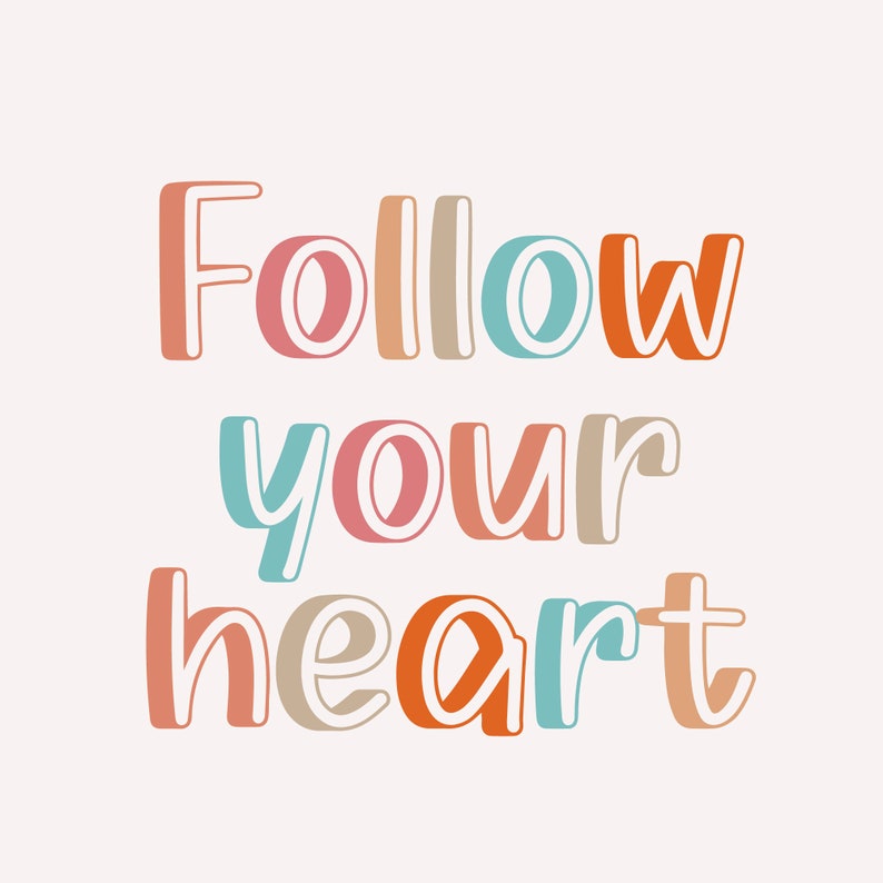 K&ouml;nnte beinhalten: Buntes Text-Grafik mit dem Satz "Follow your heart" im 3D-Stil.