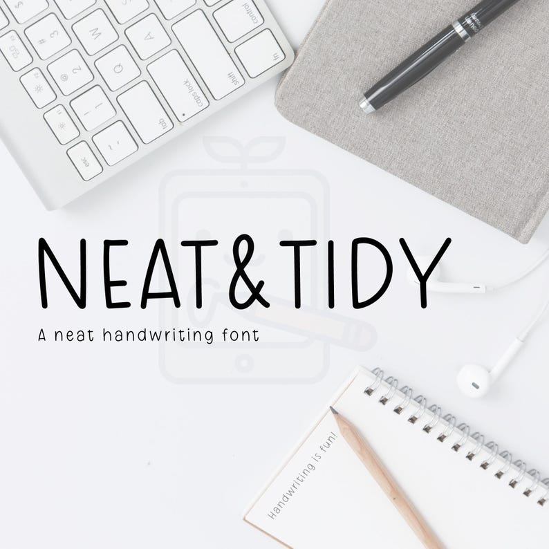 Puede incluir: Vista cenital de un escritorio blanco con teclado, cuaderno, bol&iacute;grafo y auriculares. Las palabras "NEAT & TIDY" est&aacute;n en letras negras grandes, con "A neat handwriting font" debajo. Tambi&eacute;n se ven un l&aacute;piz y un cuaderno con el texto "Handwriting is fun!"