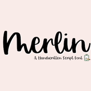 Puede incluir: Una fuente de escritura manuscrita llamada "Merlin" en texto negro sobre un fondo rosa claro. El texto está estilizado con una fuente cursiva caprichosa. Debajo del nombre de la fuente está el texto "A Handwritten Script Font" en texto negro. Una pequeña ilustración de dibujos animados de una tableta con un lápiz está a la derecha del texto.