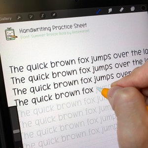 Pu&ograve; includere: Lo schermo di un tablet digitale mostra un foglio di esercizi di calligrafia con il testo "The quick brown fox jumps over the" ripetuto pi&ugrave; volte. Il testo &egrave; scritto in un carattere in grassetto e corsivo chiamato "Summer Breeze Bold" di Bebeminze.