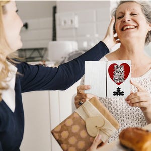 Rompecabezas personalizado "Eres la pieza que nos mantiene unidos", tarjeta de papel de madera, regalo para mamá, regalo del día de la madre, nombre de familia personalizado
