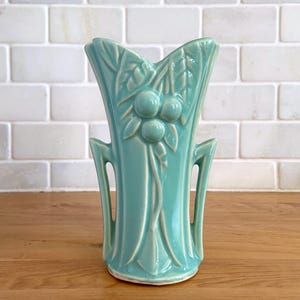 Vintage Art Deco Aqua Split Rim Blatt und Beeren behandelt Vase 104, McCoy Keramik Sammlerstück American Art Pottery 1940er Jahre Geschenksammler
