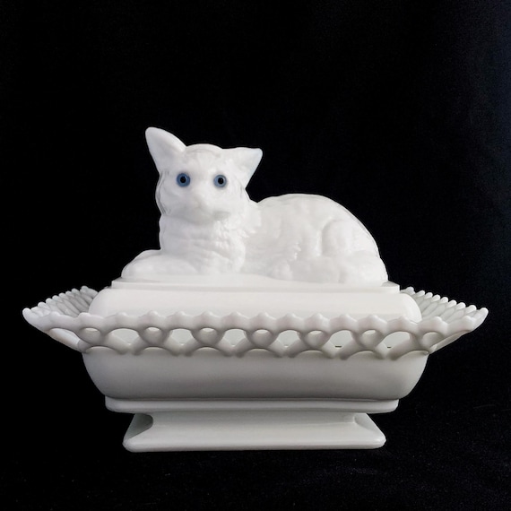 Vintage Westmoreland Milk Glass Cat-on-nest Dish: Blue-eyed Lace