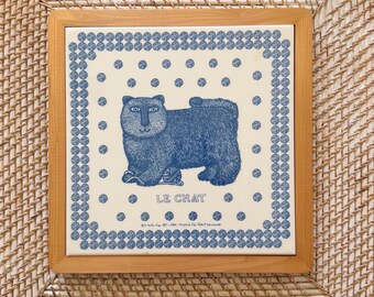 Piastrella da parete o sottopentola TAYLOR and NG “Le Chat” con cornice in legno, 23 x 23 cm, blu e bianca – Usata
