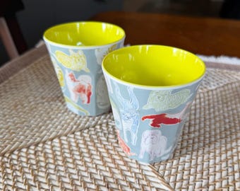 ANTHROPOLOGIE Juego de 2 vasos de melamina con estampado animal de colores para picnic, vajilla caprichosa de 10 oz - Usado