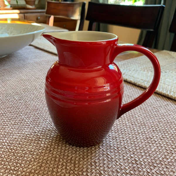 LE CREUSET 07 L ontbijtmelk-/roomkan Kleur Cerise Kersenrood - Gebruikt