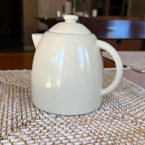 Cafetera/tetera de cerámica minimalista color crema de STARBUCKS con tapa, 740 ml (25 oz). - Usada.