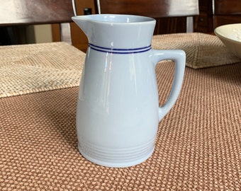 LILIEN AUSTRIA Milchkrug aus puderblauem Porzellan, gebändert, 5,75 Zoll – Gebraucht