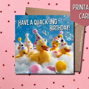 Könnte beinhalten: Geburtstagskarte mit gelben Entenküken, die Partyhüte tragen und von Blasen umgeben sind. Der Text "Have a Quack-ing Birthday!" ist zu sehen. Die Karte wird von einem braunen Umschlag begleitet. Die Worte "Printable Card" sind ebenfalls sichtbar.