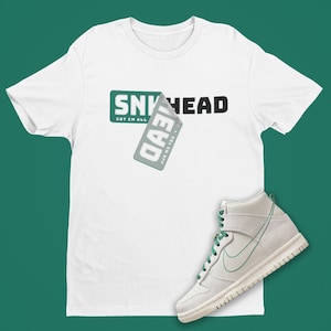 スニーカーヘッド ステッカー マッチ ナイキ ダンク ファーストユース ユニセックス Tシャツ、レトロ ダンク シャツ、ステッカー SVG、スケートボーダーへのギフト、スケートギフト