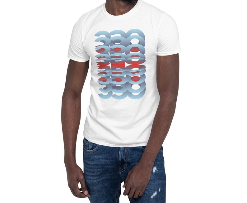 Puede incluir: Camiseta blanca con un dise&ntilde;o apilado de formas azules y rojas superpuestas. El gr&aacute;fico est&aacute; centrado en la parte delantera de la camiseta. La camiseta est&aacute; hecha de un material suave.