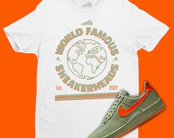 Camiseta de Sneakerheads de fama mundial a juego con las zapatillas Air Force 1 Low Premium verde petróleo/naranja seguridad