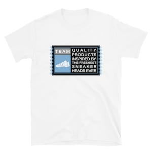 K&ouml;nnte beinhalten: Wei&szlig;es T-Shirt mit einer schwarzen und blauen Grafik, auf der "TEAM QUALITY PRODUCTS INSPIRED BY THE FRESHEST SNEAKER HEADS EVER" steht.