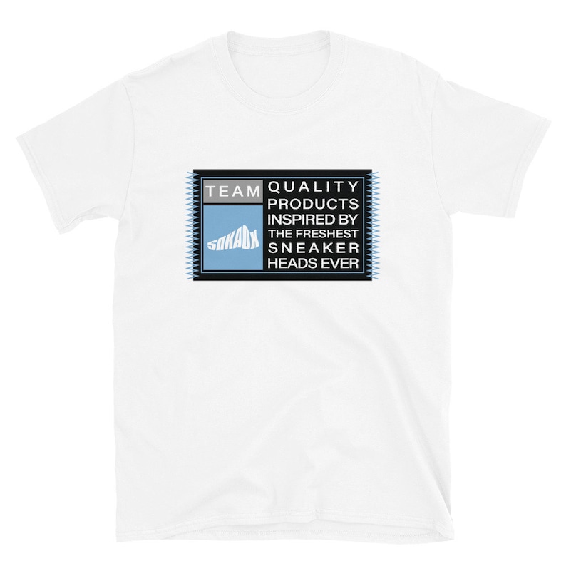 K&ouml;nnte beinhalten: Wei&szlig;es T-Shirt mit einer schwarzen und blauen Grafik, auf der "TEAM QUALITY PRODUCTS INSPIRED BY THE FRESHEST SNEAKER HEADS EVER" steht.