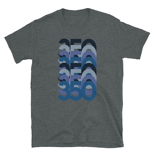 Peut inclure: Un t-shirt gris chin&eacute; fonc&eacute; avec un motif graphique du nombre 350 dans un style r&eacute;tro. Le nombre est r&eacute;p&eacute;t&eacute; plusieurs fois dans diff&eacute;rentes nuances de bleu.