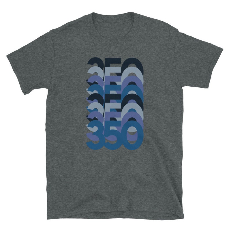 Peut inclure: Un t-shirt gris chin&eacute; fonc&eacute; avec un motif graphique du nombre 350 dans un style r&eacute;tro. Le nombre est r&eacute;p&eacute;t&eacute; plusieurs fois dans diff&eacute;rentes nuances de bleu.
