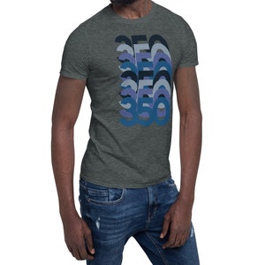 Peut inclure: Un t-shirt gris chin&eacute; fonc&eacute; avec un graphisme r&eacute;tro du texte "SEO 360" dans des tons de bleu.