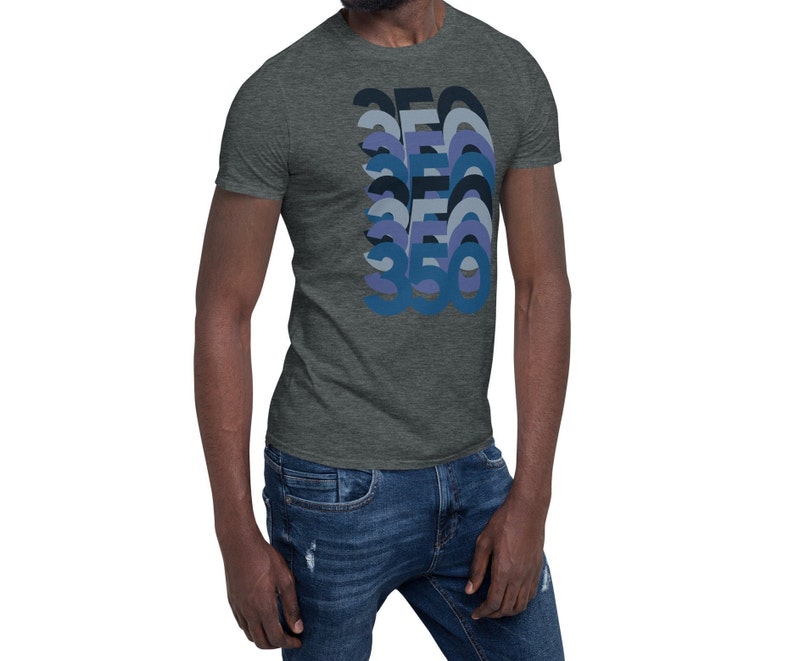 Peut inclure: Un t-shirt gris chin&eacute; fonc&eacute; avec un graphisme r&eacute;tro du texte "SEO 360" dans des tons de bleu.