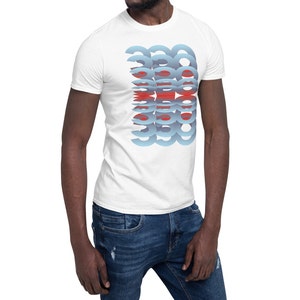 Puede incluir: Camiseta blanca con un dise&ntilde;o abstracto azul y rojo. El dise&ntilde;o presenta formas semicirculares superpuestas en tonos azules y rojos, creando un efecto de capas. La camiseta es de estilo cuello redondo cl&aacute;sico.
