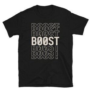Puede incluir: Camiseta negra con un dise&ntilde;o gr&aacute;fico blanco que dice "BOOST" en un patr&oacute;n apilado y repetido.