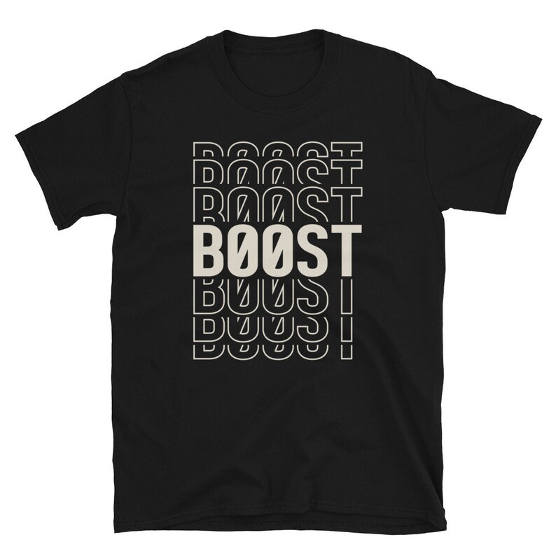 Puede incluir: Camiseta negra con un dise&ntilde;o gr&aacute;fico blanco que dice "BOOST" en un patr&oacute;n apilado y repetido.