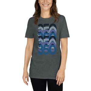 Peut inclure: Un t-shirt gris chin&eacute; avec un motif graphique repr&eacute;sentant le nombre 350 dans un style r&eacute;tro avec des couleurs bleues et violettes.