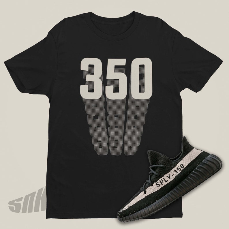 Puede incluir: Camiseta negra con un gr&aacute;fico blanco del n&uacute;mero 350. Una zapatilla negra y blanca con el texto "SPLY-350" se muestra debajo de la camiseta.