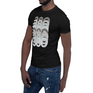 Puede incluir: Una camiseta negra de manga corta con un dise&ntilde;o gr&aacute;fico blanco del n&uacute;mero 360 repetido en un patr&oacute;n superpuesto.
