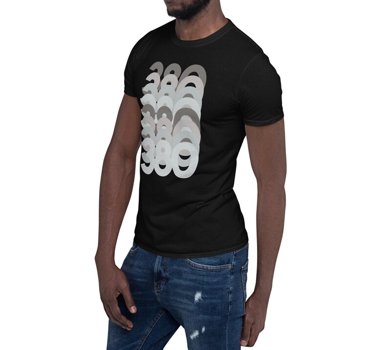 Puede incluir: Una camiseta negra de manga corta con un dise&ntilde;o gr&aacute;fico blanco del n&uacute;mero 360 repetido en un patr&oacute;n superpuesto.