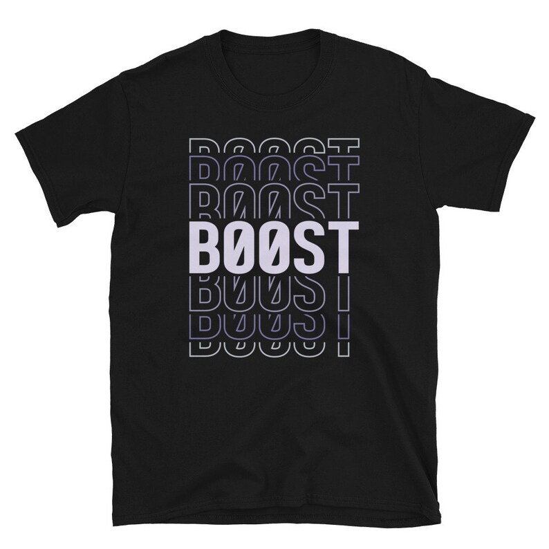 以下が含まれることがあります： 黒のTシャツに、白で「BOOST」と重ねて、積み重ねて、繰り返して書かれたグラフィックデザインが施されています。