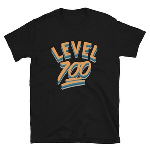 Pode incluir: Camiseta preta com o texto "LEVEL 700" em letras laranja e azul.