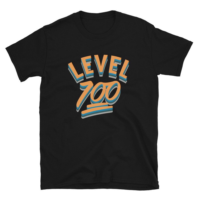 Pode incluir: Camiseta preta com o texto "LEVEL 700" em letras laranja e azul.