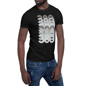 Puede incluir: Una camiseta negra de manga corta con un dise&ntilde;o gr&aacute;fico del n&uacute;mero 380 repetido en un patr&oacute;n superpuesto en capas en tonos grises.