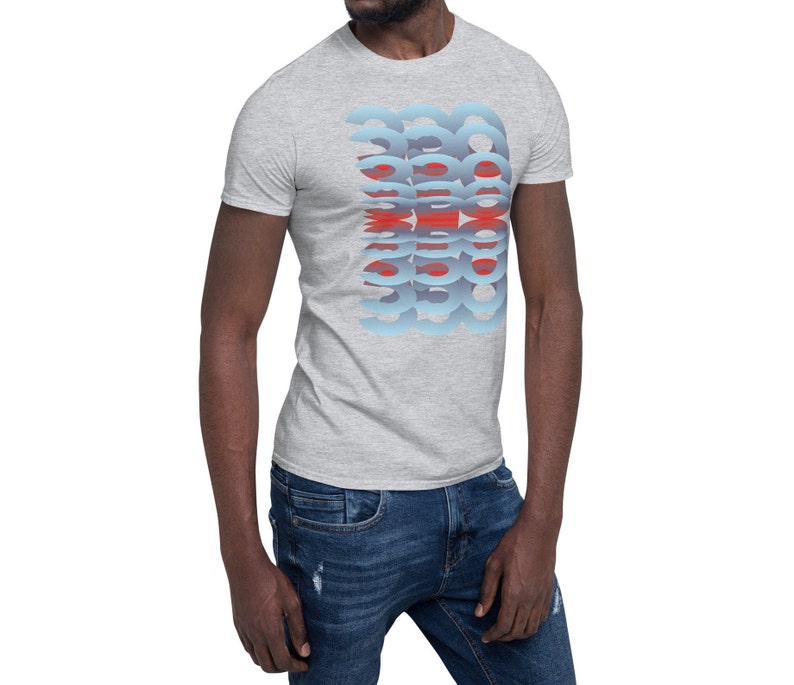 Puede incluir: Una camiseta gris claro con un dise&ntilde;o abstracto azul y rojo. El dise&ntilde;o es una serie de formas estilizadas superpuestas. La camiseta es de manga corta y est&aacute; hecha de un material suave.