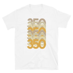 K&ouml;nnte beinhalten: Wei&szlig;es T-Shirt mit einem Grafikdesign aus der Zahl 350, die in einem gestapelten, versetzten Muster wiederholt wird. Die Zahlen sind in Gelb- und Beiget&ouml;nen gehalten.