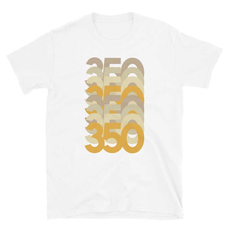 K&ouml;nnte beinhalten: Wei&szlig;es T-Shirt mit einem Grafikdesign aus der Zahl 350, die in einem gestapelten, versetzten Muster wiederholt wird. Die Zahlen sind in Gelb- und Beiget&ouml;nen gehalten.