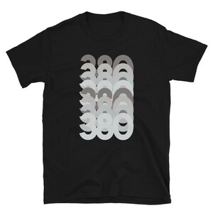 Puede incluir: Camiseta negra con un dise&ntilde;o gr&aacute;fico del n&uacute;mero 380 repetido en un efecto superpuesto y descolorido.