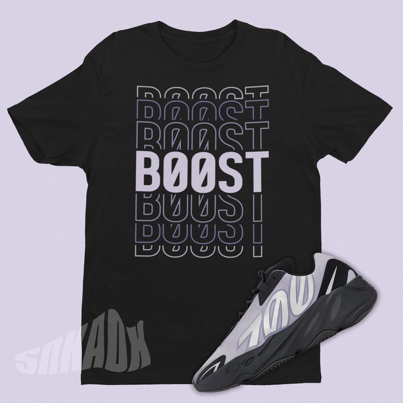 以下が含まれることがあります： グラデーションパターンで「BOOST」という単語が繰り返された黒いTシャツ。側面に「700」の数字が書かれたグレーとブラックのスニーカーのペア。