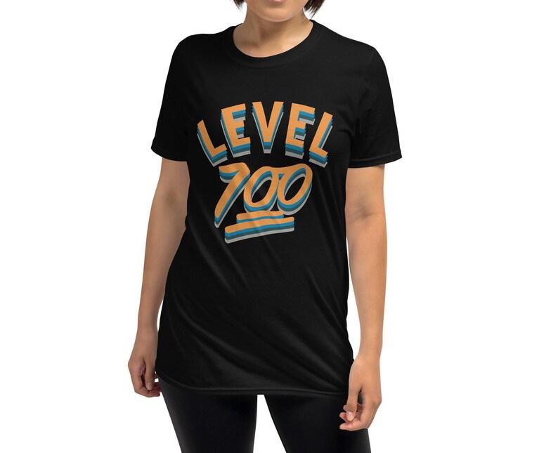 Pode incluir: Camiseta preta de manga curta com o texto "LEVEL 700" em letras laranja e azul.