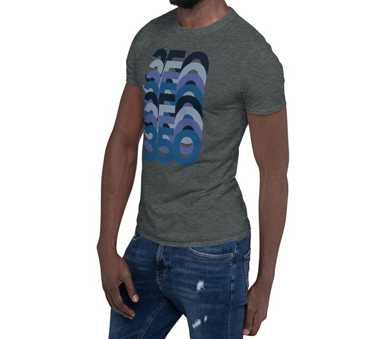 Peut inclure: Un t-shirt gris chin&eacute; avec un motif graphique repr&eacute;sentant le nombre 360 dans un sch&eacute;ma de couleurs bleu, violet et noir.