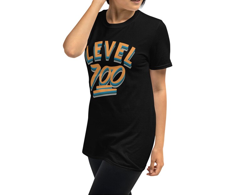 Pode incluir: Camiseta preta de manga curta com o texto "LEVEL 700" em letras laranja e azul.
