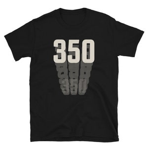 Puede incluir: Camiseta negra con un gr&aacute;fico blanco del n&uacute;mero 350 repetido en un efecto superpuesto.
