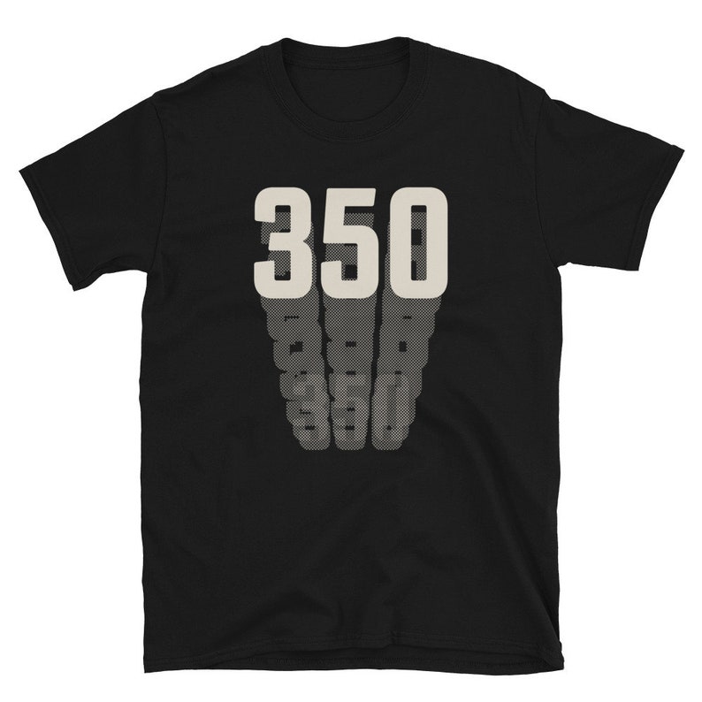 Puede incluir: Camiseta negra con un gr&aacute;fico blanco del n&uacute;mero 350 repetido en un efecto superpuesto.