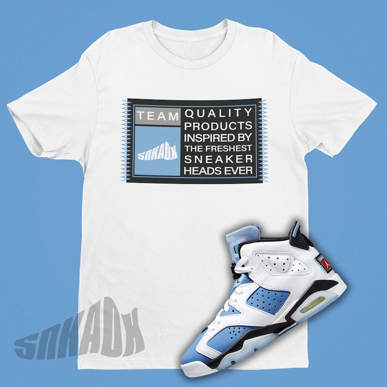 K&ouml;nnte beinhalten: Wei&szlig;es T-Shirt mit einer schwarz-wei&szlig;en Grafik, auf der "Team Quality Products Inspired by the Freshest Sneaker Heads Ever" steht. Ein hellblauer und wei&szlig;er Sneaker befindet sich unten rechts im Bild.