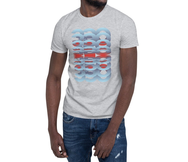 Puede incluir: Una camiseta gris claro con un patr&oacute;n repetitivo de formas azules y rojas. El dise&ntilde;o est&aacute; centrado en la parte delantera. La camiseta tiene mangas cortas y cuello redondo.