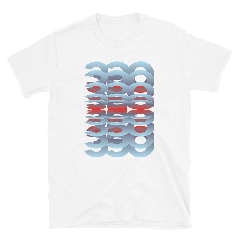 Puede incluir: Camiseta blanca con un dise&ntilde;o apilado de semic&iacute;rculos azul claro y rojos. El dise&ntilde;o est&aacute; centrado en la camiseta, creando un efecto de capas. La camiseta tiene cuello redondo cl&aacute;sico y mangas cortas.