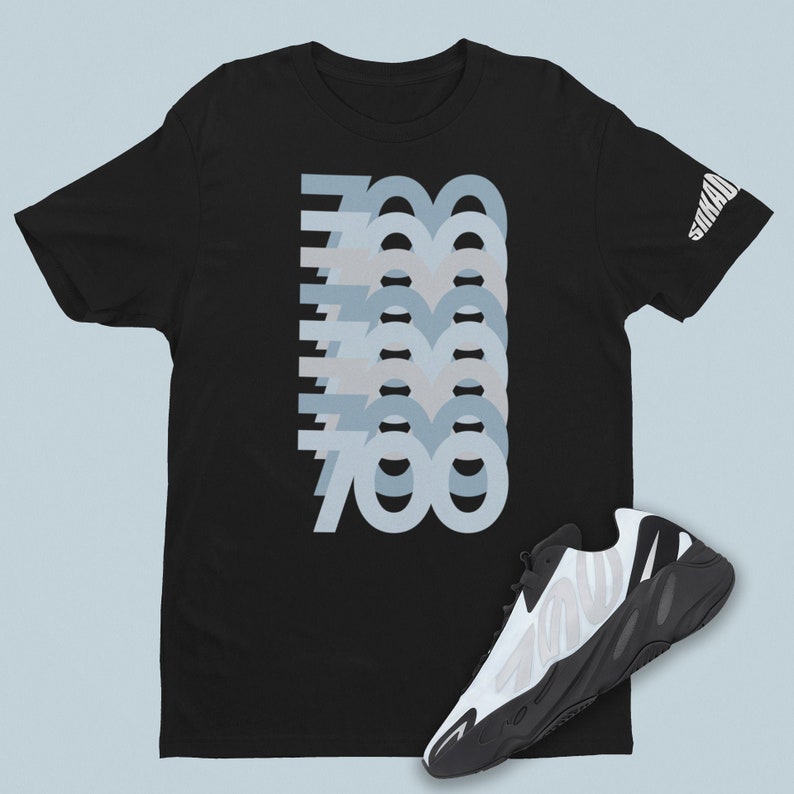 Puede incluir: Camiseta negra con un gr&aacute;fico del n&uacute;mero 700 repetido en un patr&oacute;n apilado en tonos de azul y gris. Un par de zapatillas blancas y negras con el n&uacute;mero 700 impreso en el lateral.