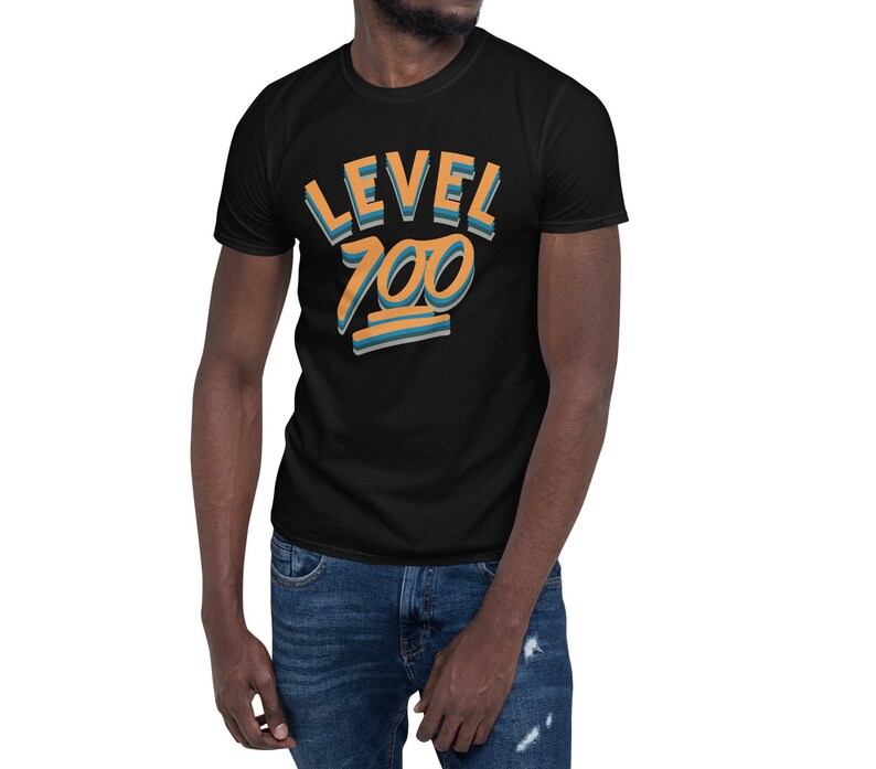 Pode incluir: Camiseta preta com um design gr&aacute;fico que diz "LEVEL 700" em letras laranja e azul.