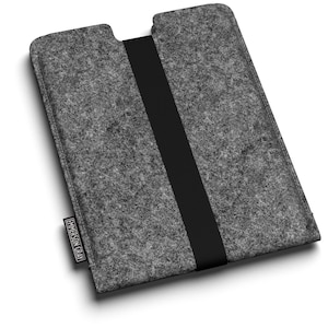 Könnte beinhalten: Eine graue Tablet-Hülle aus Filz mit einem schwarzen Gummiband und einem kleinen rechteckigen Etikett mit der Aufschrift "EMERSON GRAY". Die Hülle ist rechteckig und hat ein minimalistisches Design. Das Filzmaterial hat eine strukturierte Optik.